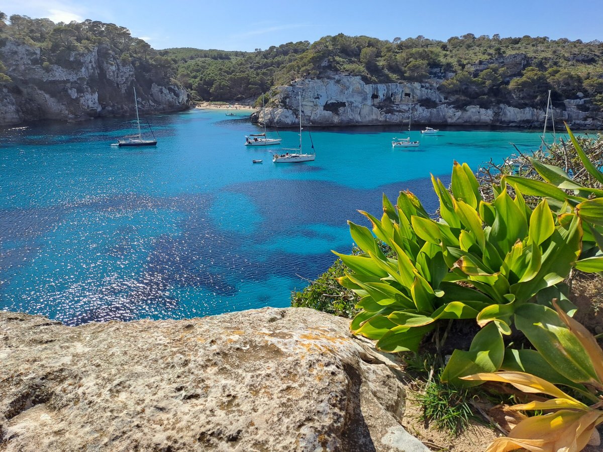 Goditi una settimana di navigazione swinger a Minorca