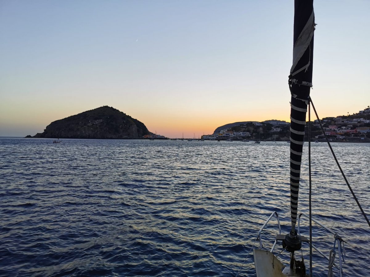 Escuela de navegación en el mar Tirreno