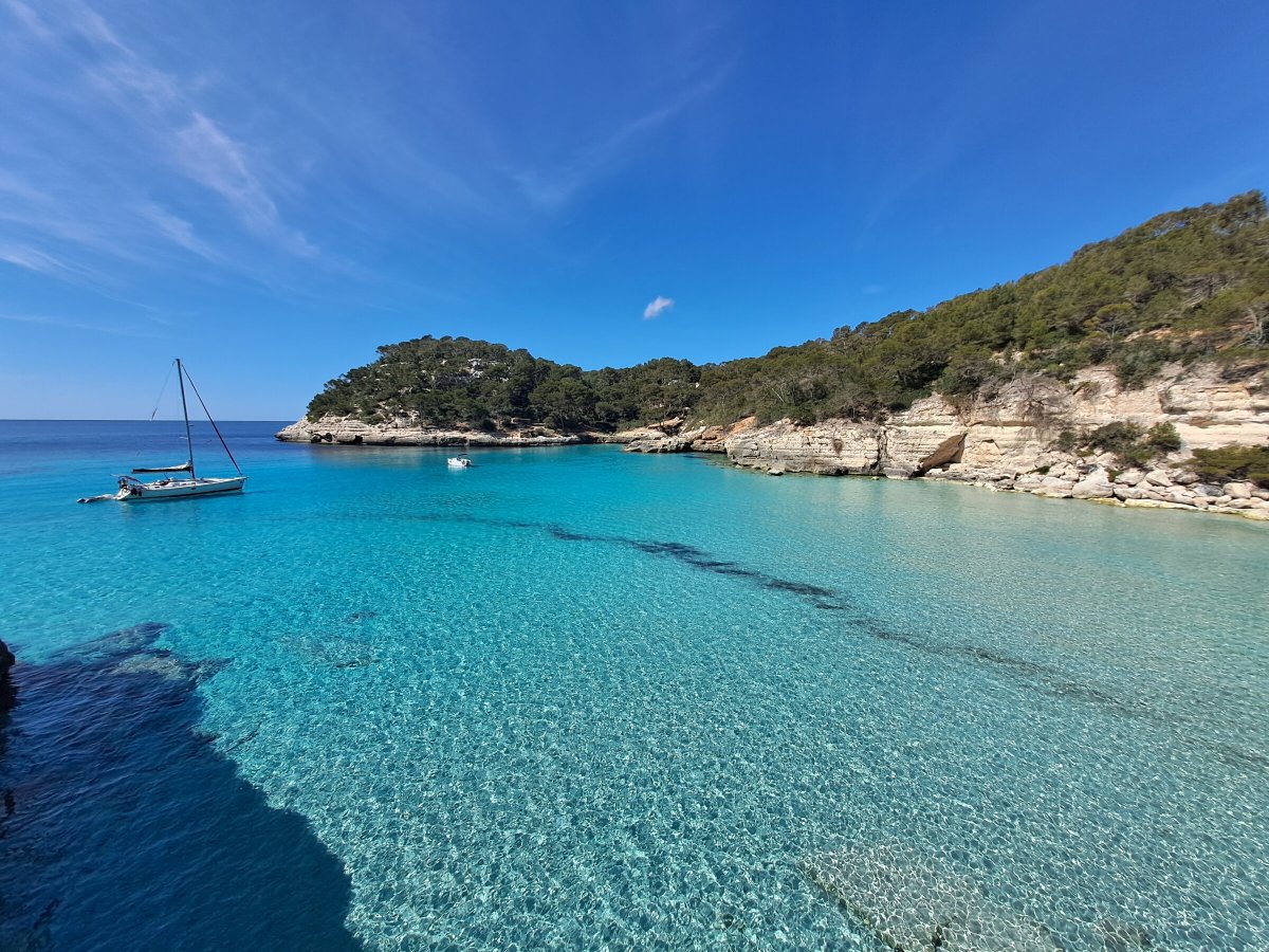 Explora la isla de Menorca en un crucero swinger