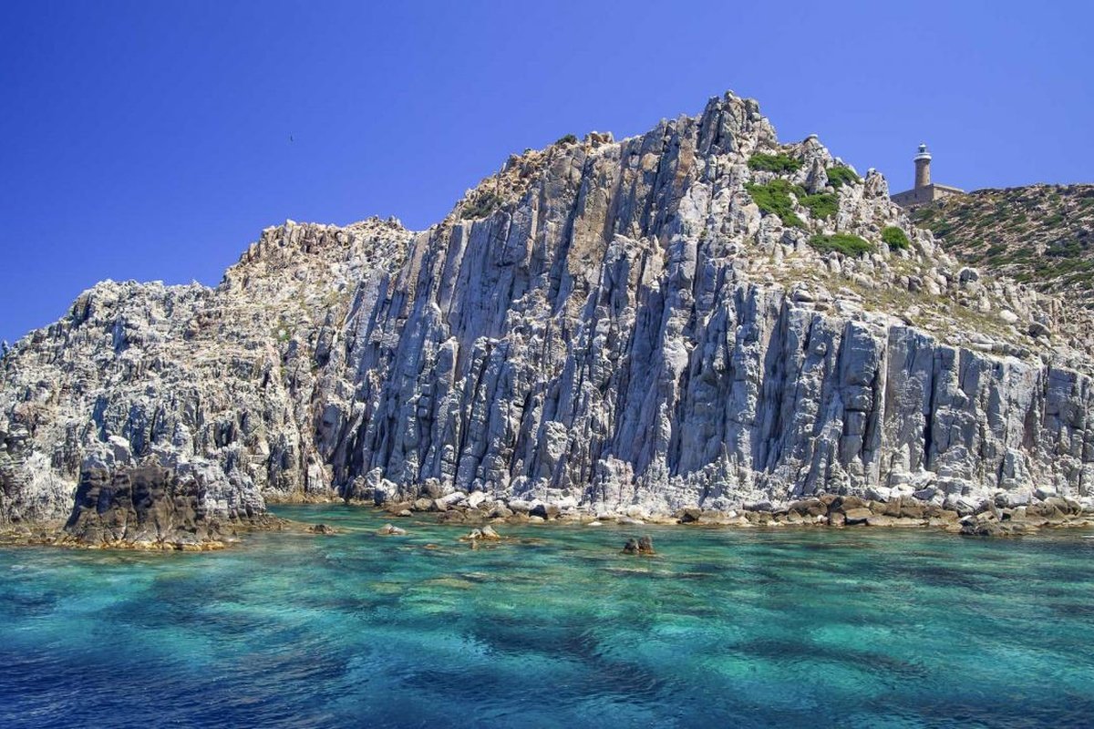 Navigation course on a yacht in Sardinia with gastronomic tradition