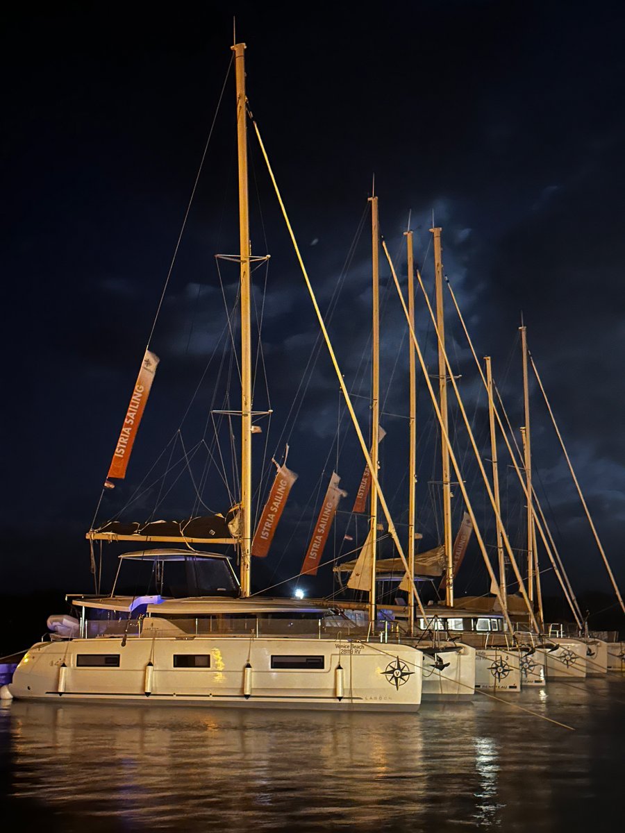 Barca a vela sulla costa