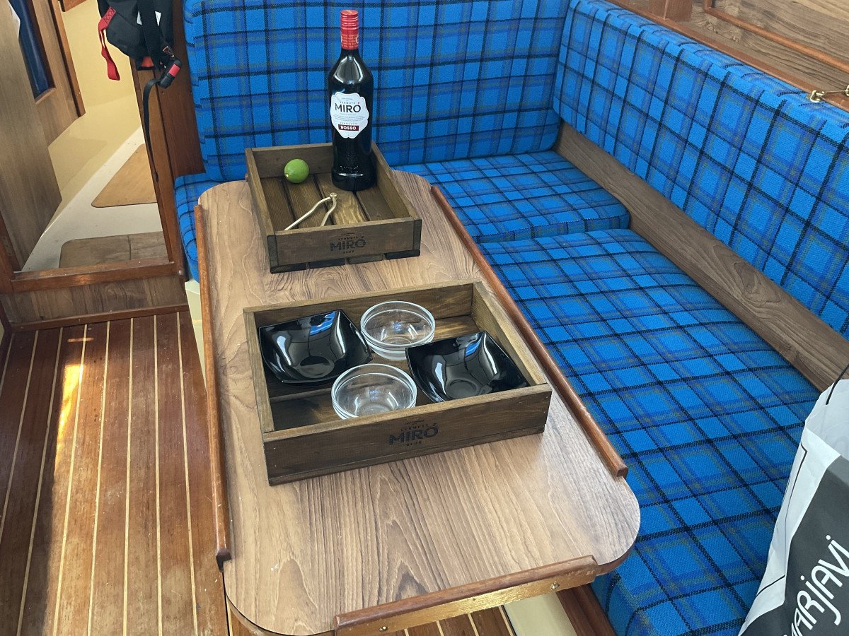 Relajarse con un aperitivo y una copa de vino en el puerto