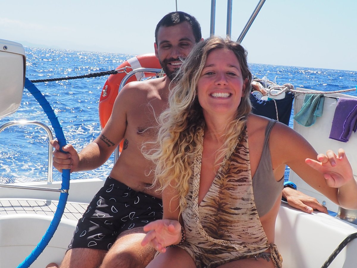 Barcos de navegación en el mar entre islas