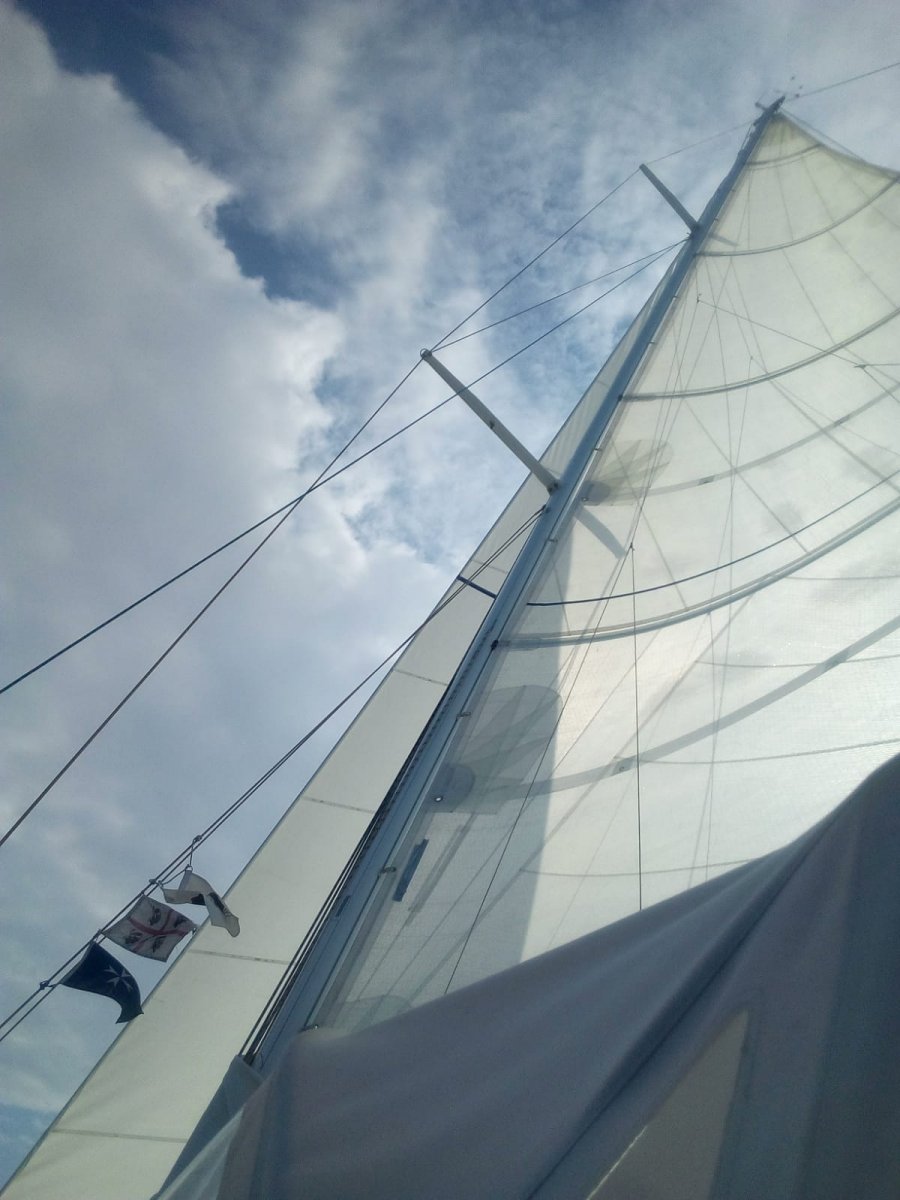 Barco a vela en la costa desde Elba hacia Pianosa, Giglio y Giannutri