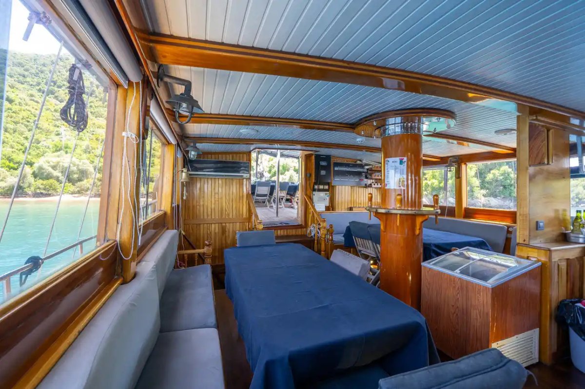 Luxuriöse Yachtkabine zum Entspannen auf den Dodekanes-Inseln