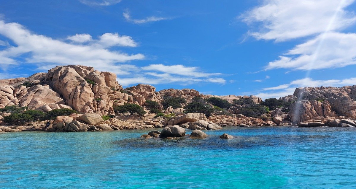 Viaje en catamarán por la Costa Esmeralda durante una semana con todo incluido