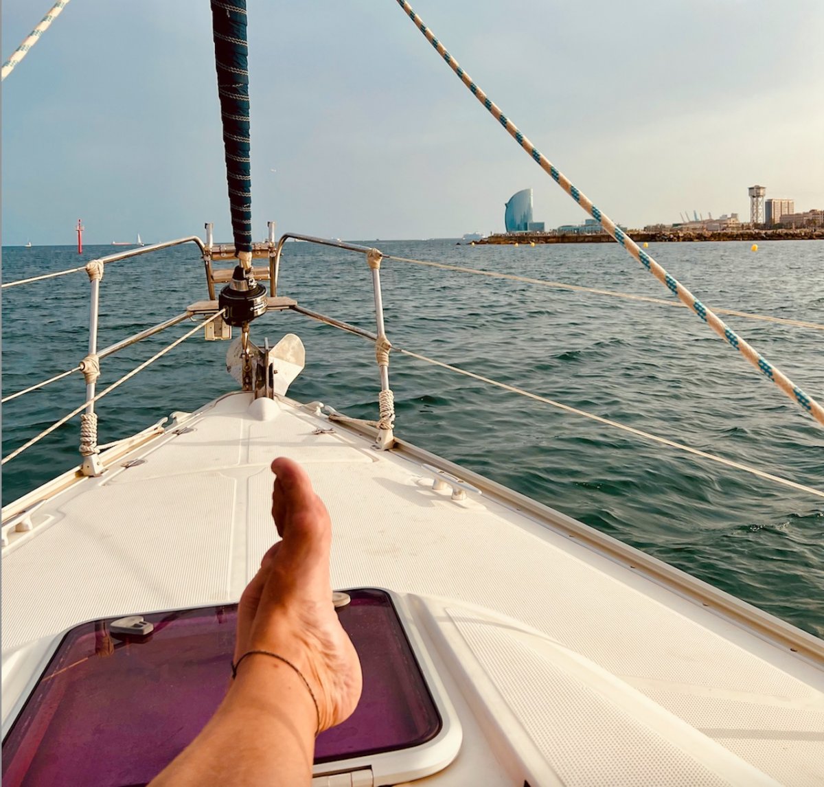 Navega en barco desde Barcelona