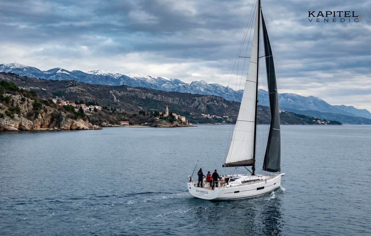 Boats in the Venetian dock, preparing for navigation.