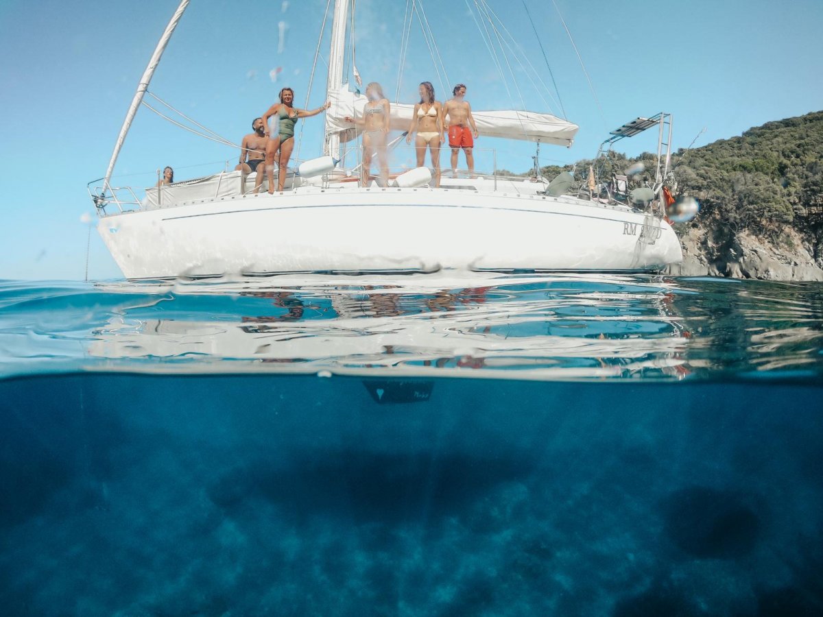 Viaggiare in barca a vela all'isola dell'Asinara, dove il mare è più cristallino.