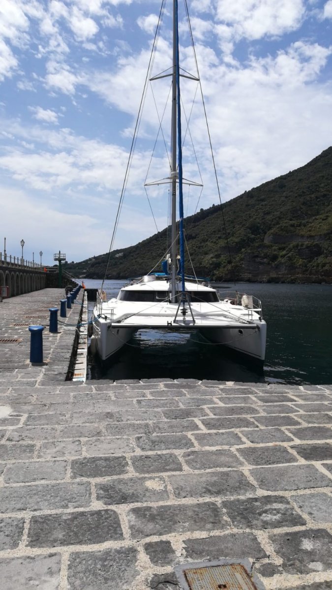 Corsi di vela in catamarano attraverso il canale di Corinto da Poros