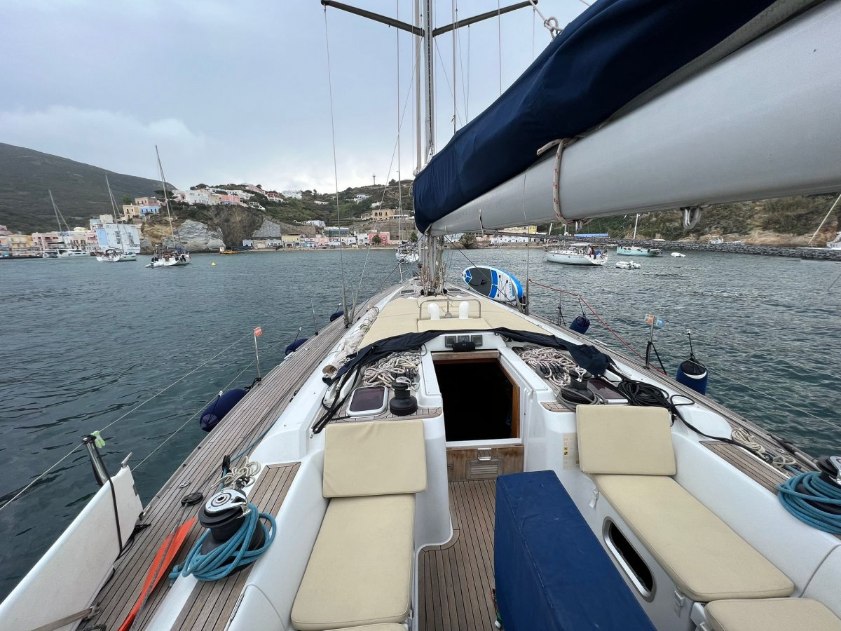 Corso di vela sotto il sole luminoso del Mediterraneo