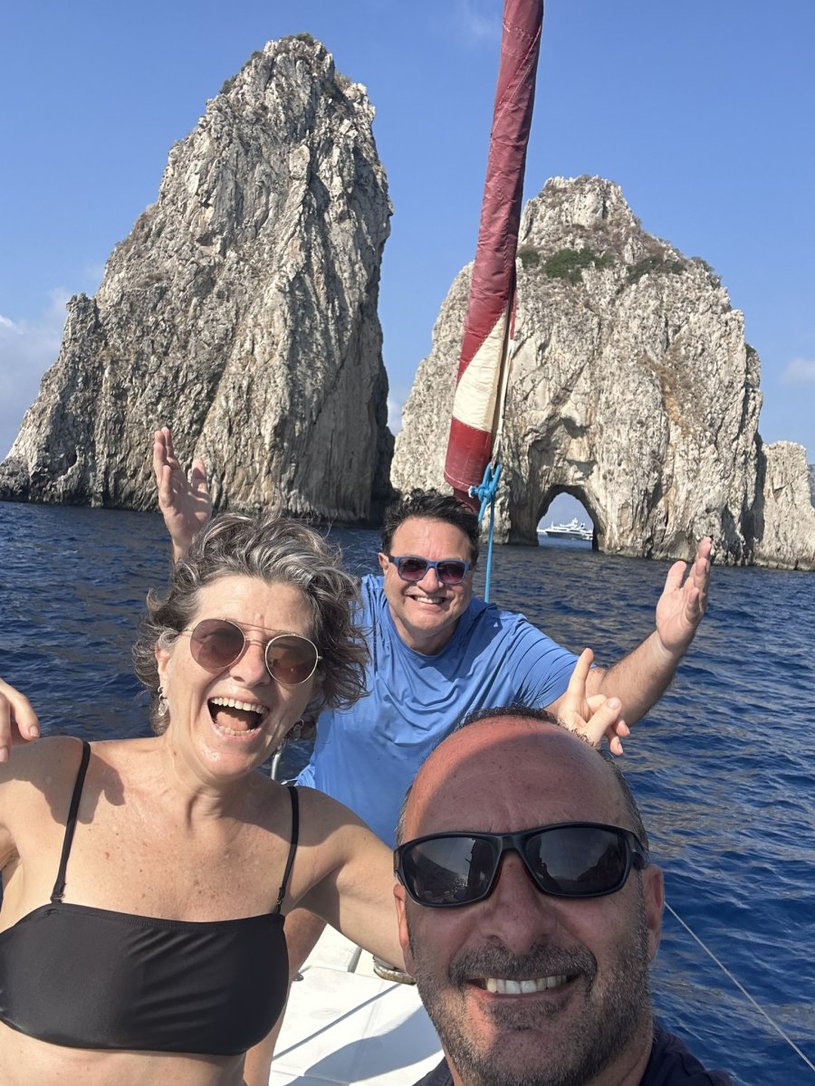 Navegando por las hermosas aguas de Capri