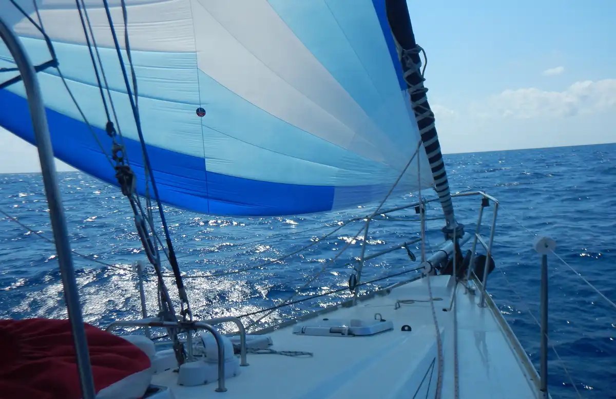 Curso de navegación por el golfo Sarónico con parada en Egina