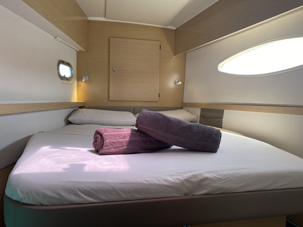 Naviga nelle acque cristalline dei Caraibi su un catamarano.