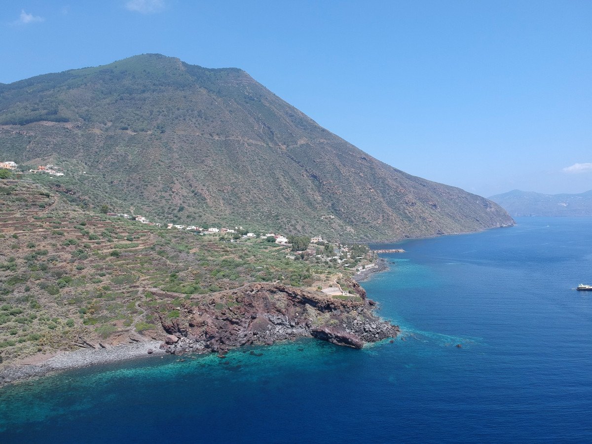 Entdecken Sie die verborgenen Schätze der Äolischen Inseln mit einer Segelabenteuer