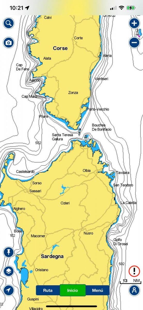 Die Crew des Segelboots auf dem Deck beim Betrachten des Horizonts