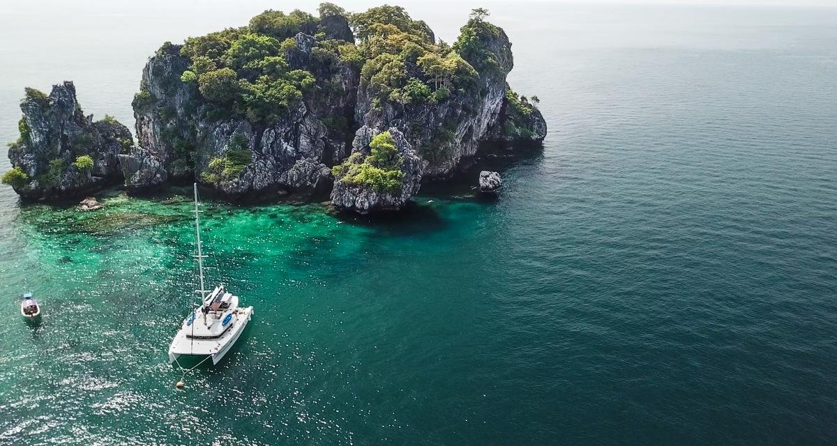 Viaggio in catamarano attraverso le acque cristalline di Phuket