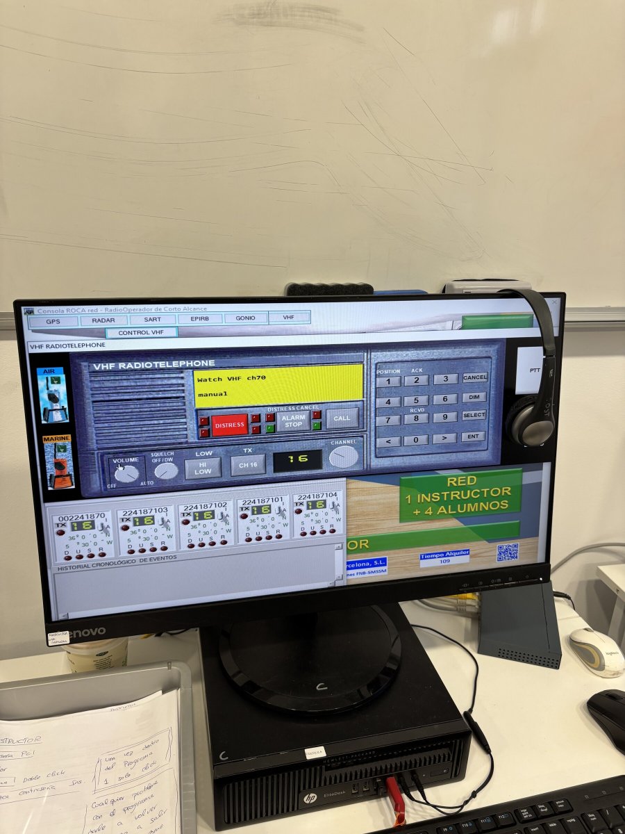 Partecipanti che ascoltano le istruzioni in un corso di navigazione