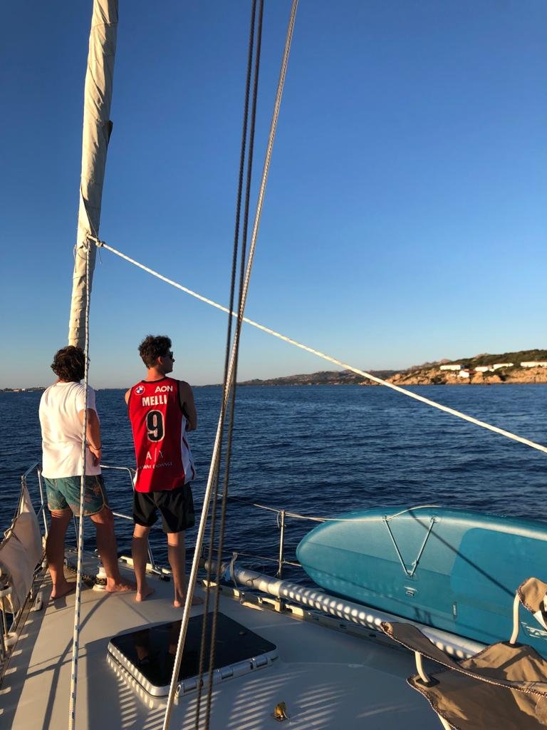 Segeln in den blauen Gewässern Sardiniens.