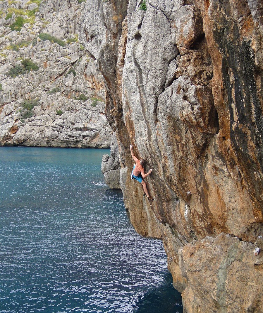 Viaggio in barca a vela e arrampicata in free solo e yoga a Maiorca