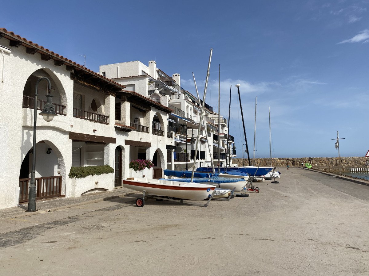 Barca e bevande al tramonto