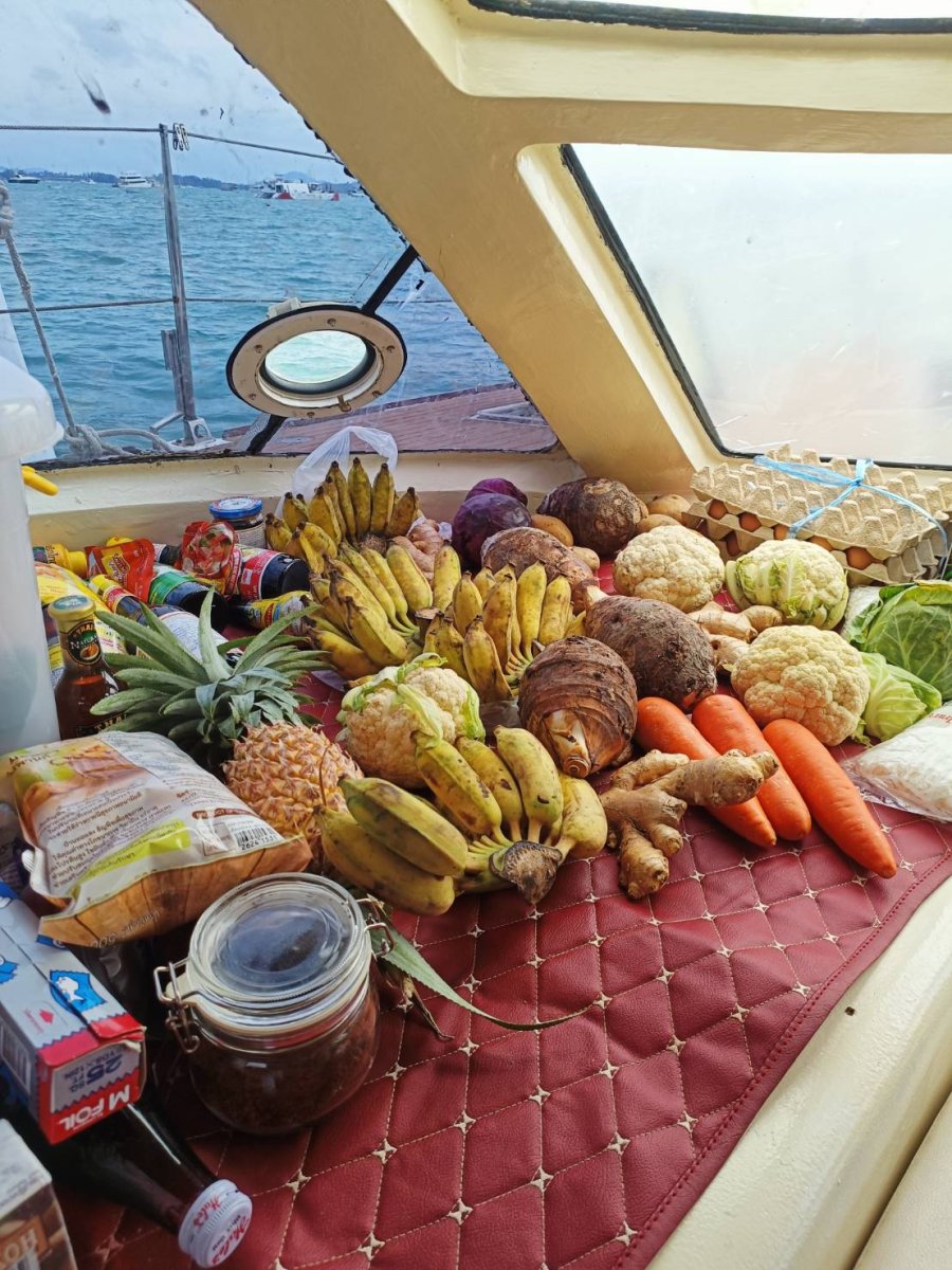 Fühlen Sie die Brise auf einer tropischen Segeltour in Thailand