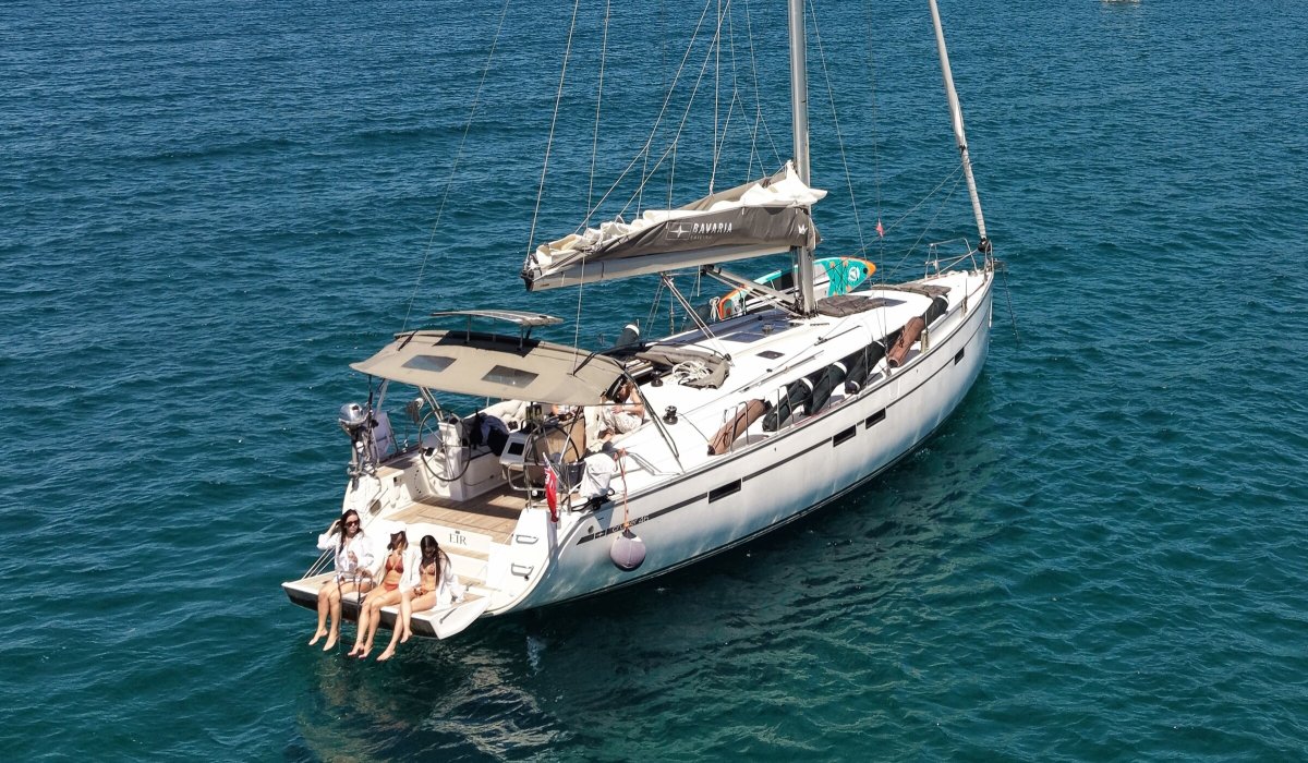 Luxury sailing boat for navigation courses in Tuscany.