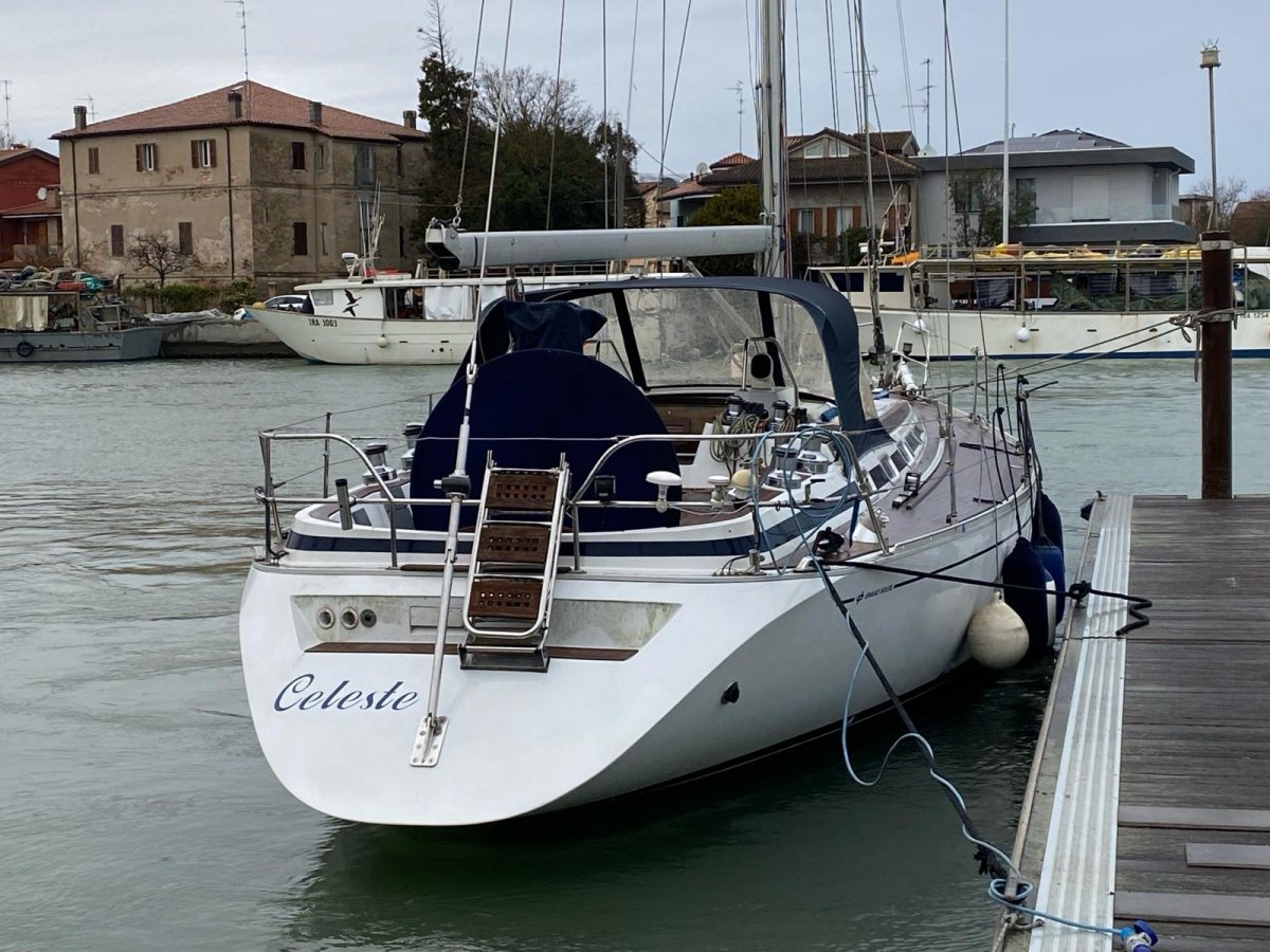 Un barco navegando por la laguna de Venecia con el horizonte de la ciudad en el fondo