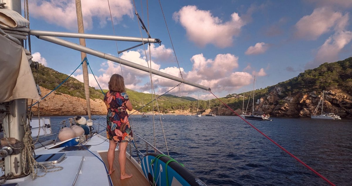 Barche turistiche che navigano nel Mediterraneo