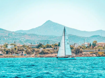 Luxusyacht segelnd durch die griechischen Gewässer