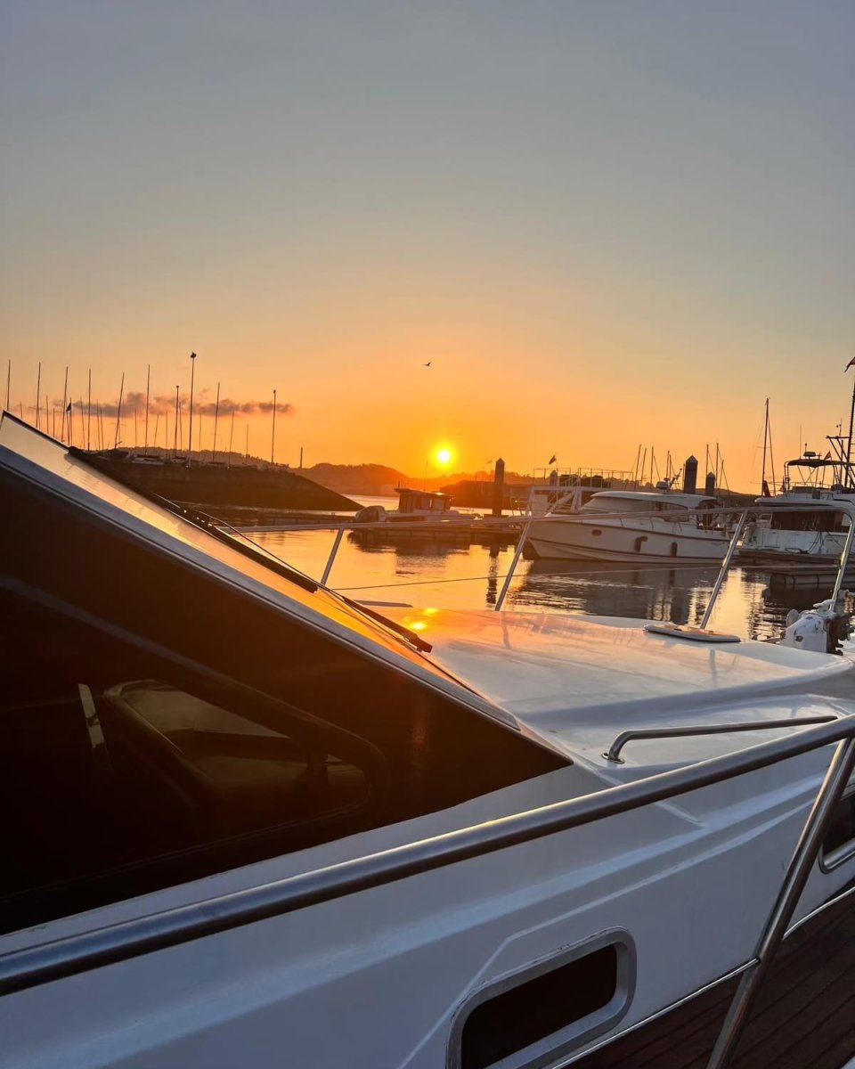 Navega hacia el misterio del eclipse solar en un barco clásico
