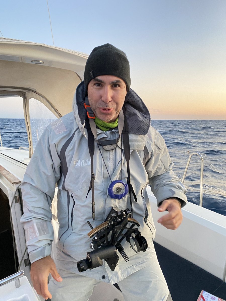 Una barca a vela che naviga attraverso il porto di Barcellona