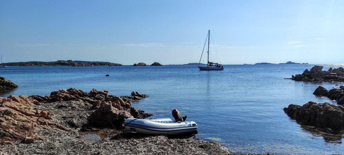 Vola attraverso il Mar Mediterraneo su una barca a vela con cuoca