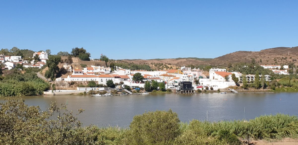 Barcos de vela en el río