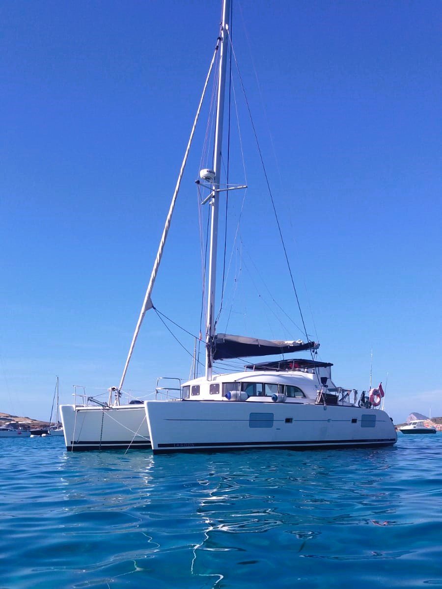 Genießen Sie die natürliche Schönheit von Ibiza und Formentera von einem Katamaran aus