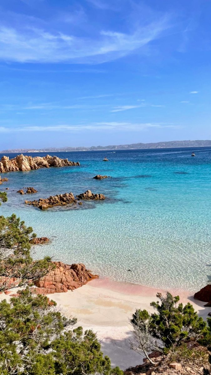 Scoprite la costa della Sardegna in un emozionante crociera a vela