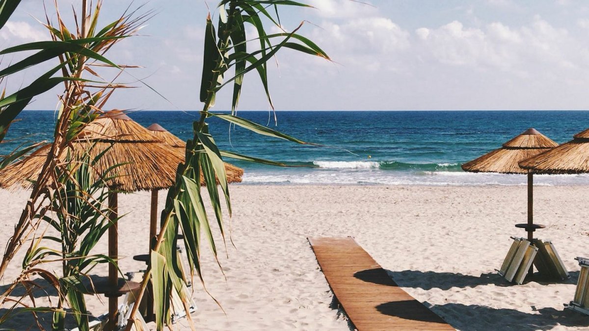 Segeln Sie entlang der Nordostküste Sardiniens