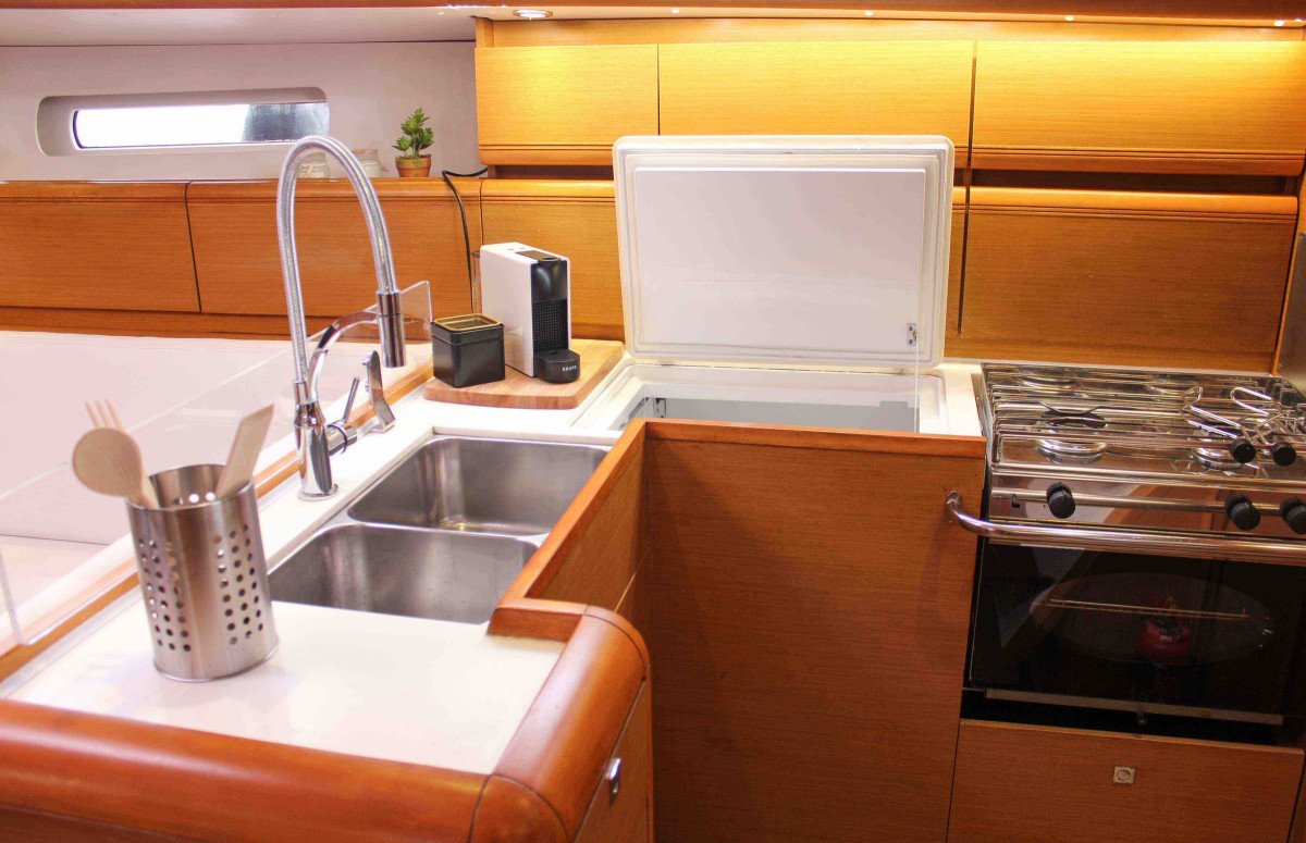 Sailboat - Jeanneau - 4 cabins