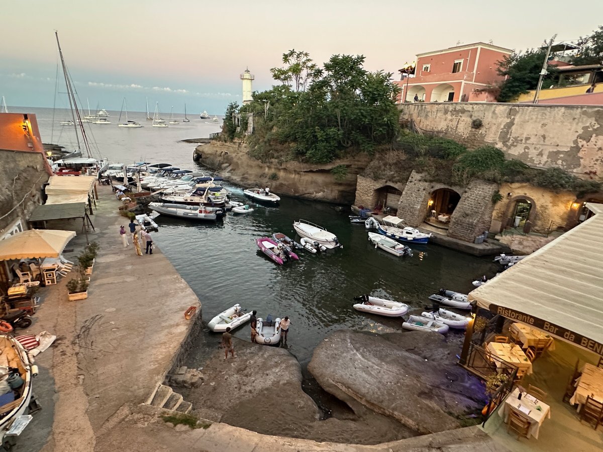 Embarcaciones de lujo en el mar Tirreno