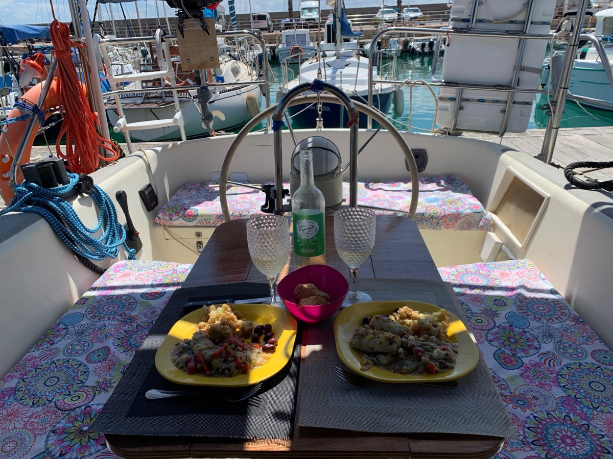 Segeln Sie durch die kristallklaren Gewässer von Ibiza und Formentera