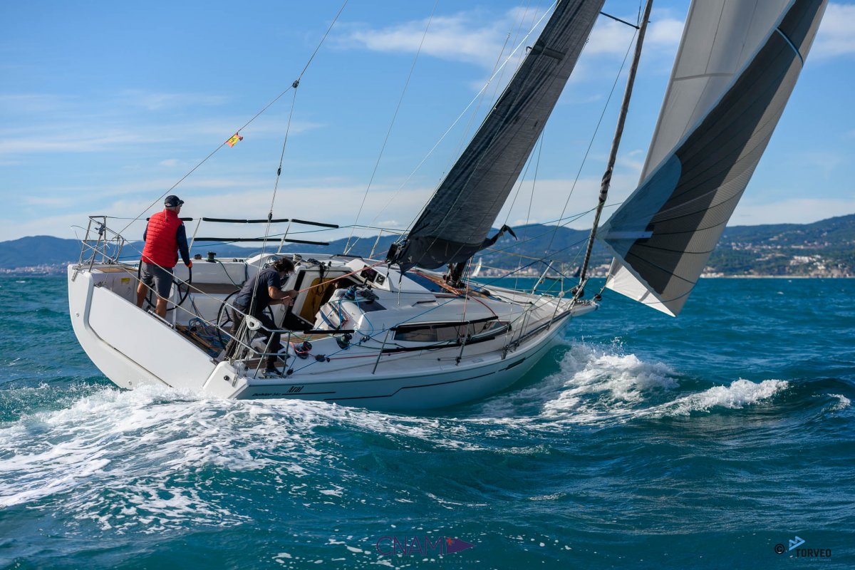 Barca a vela sulla costa di Maiorca