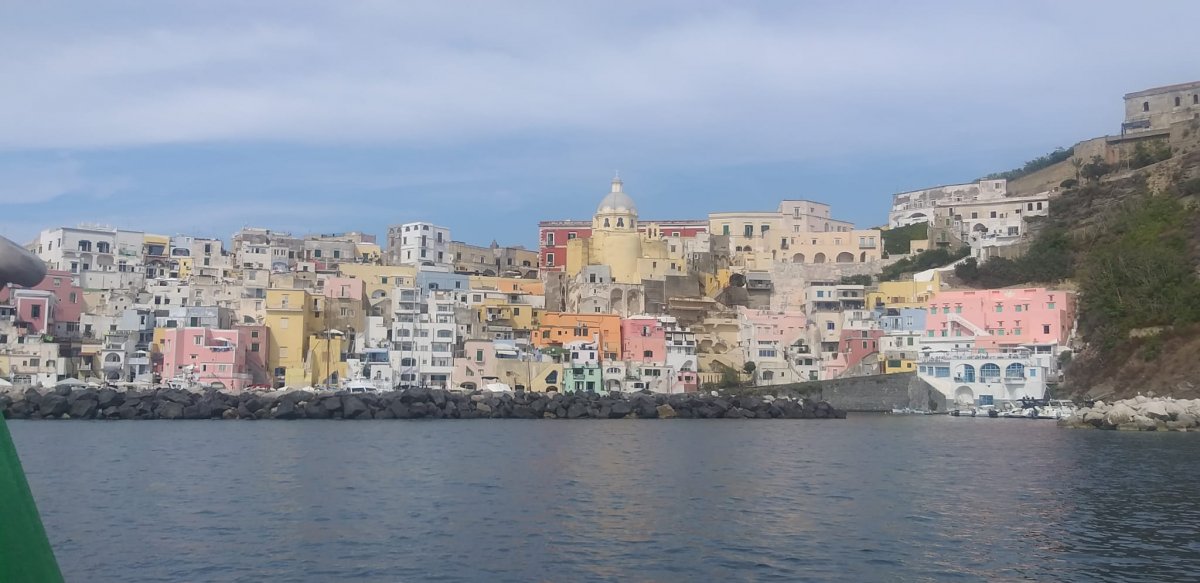 Navegando hacia las Islas Pontinas desde las Islas Flegree