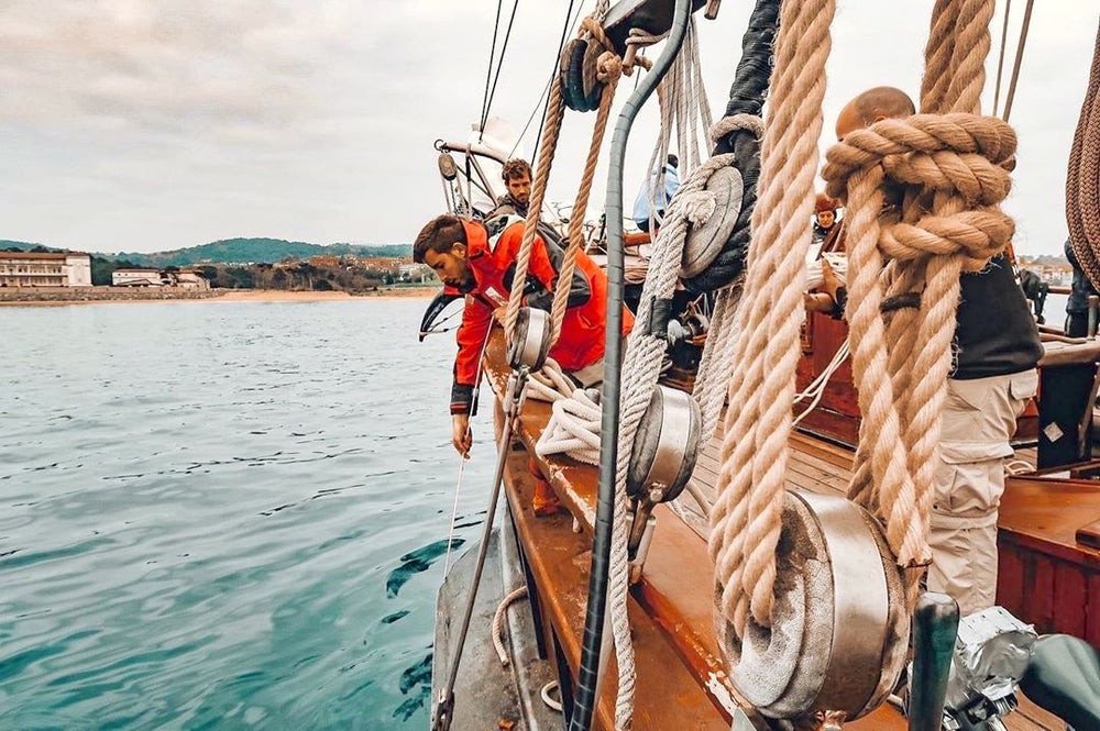 Disfruta de las vistas impresionantes de las carreras de barcos altos en un barco altoy en aguas francesas.