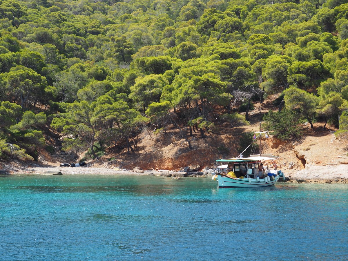 Navigando tra le isole greche su una barca a vela