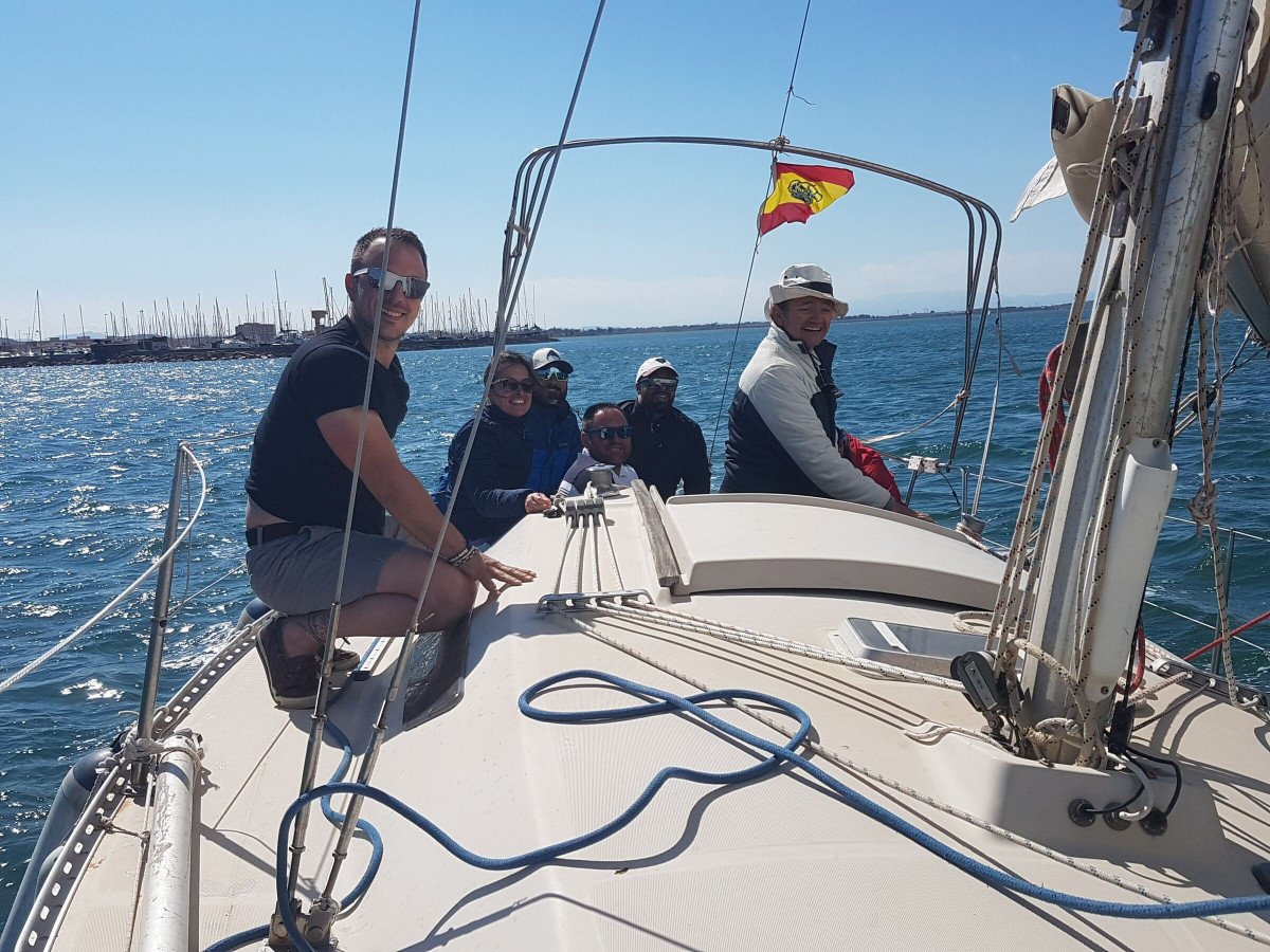 Vista de puesta de sol desde un velero en Benalmádena