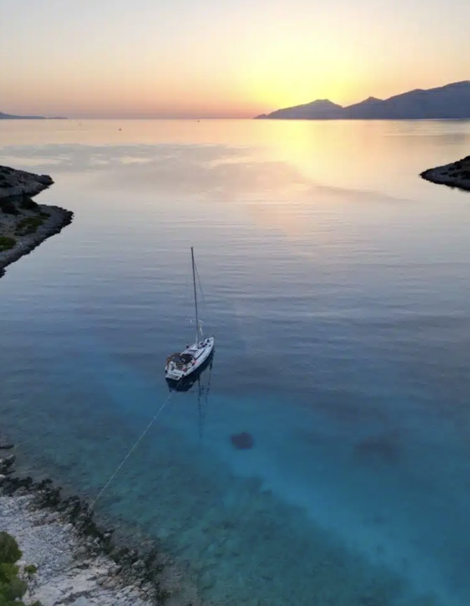 Segeln Sie durch das blaue Wasser des griechischen Mittelmeers mit unserem Segelkurs.