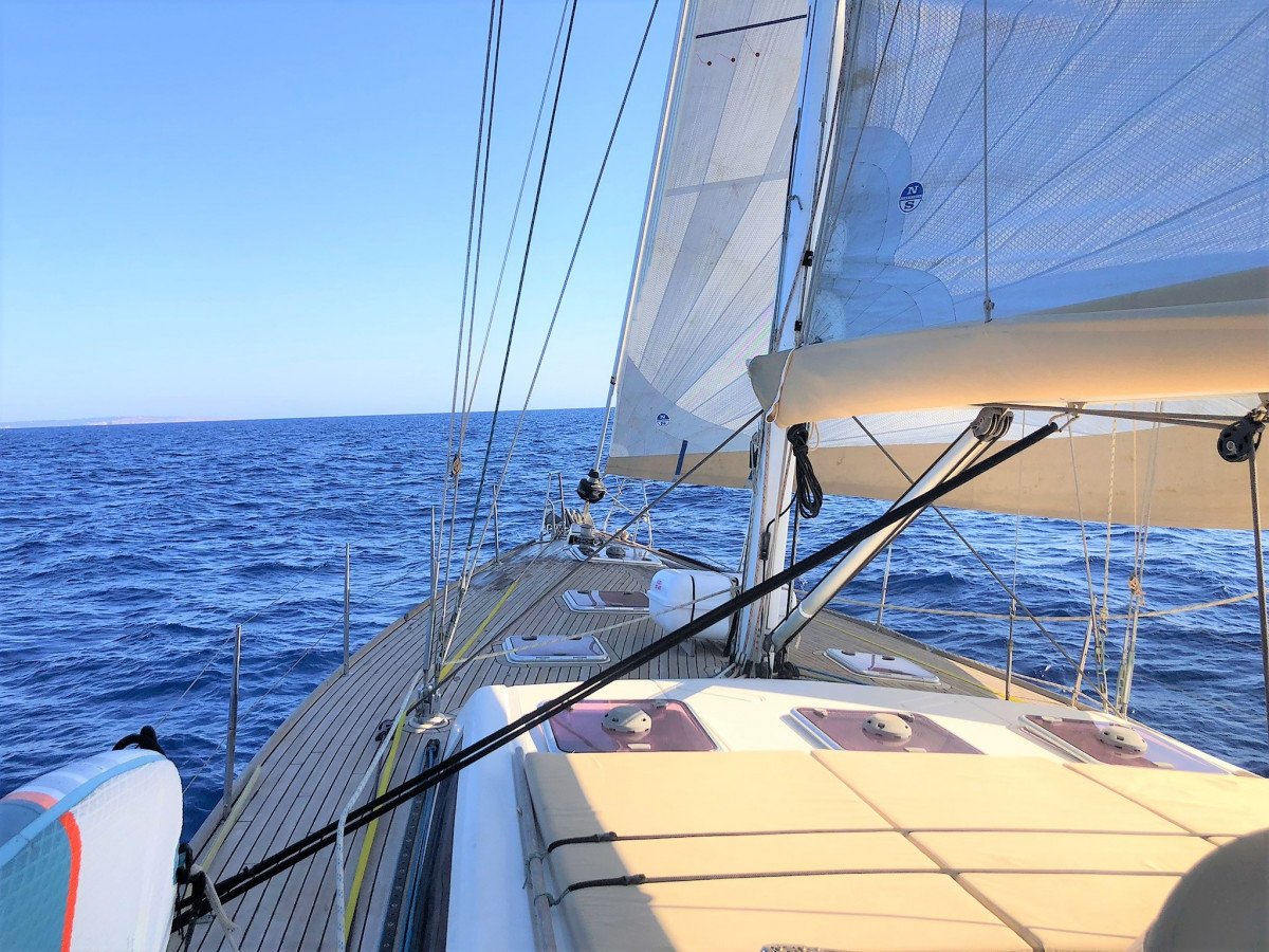 Yacht in navigazione su acque cristalline