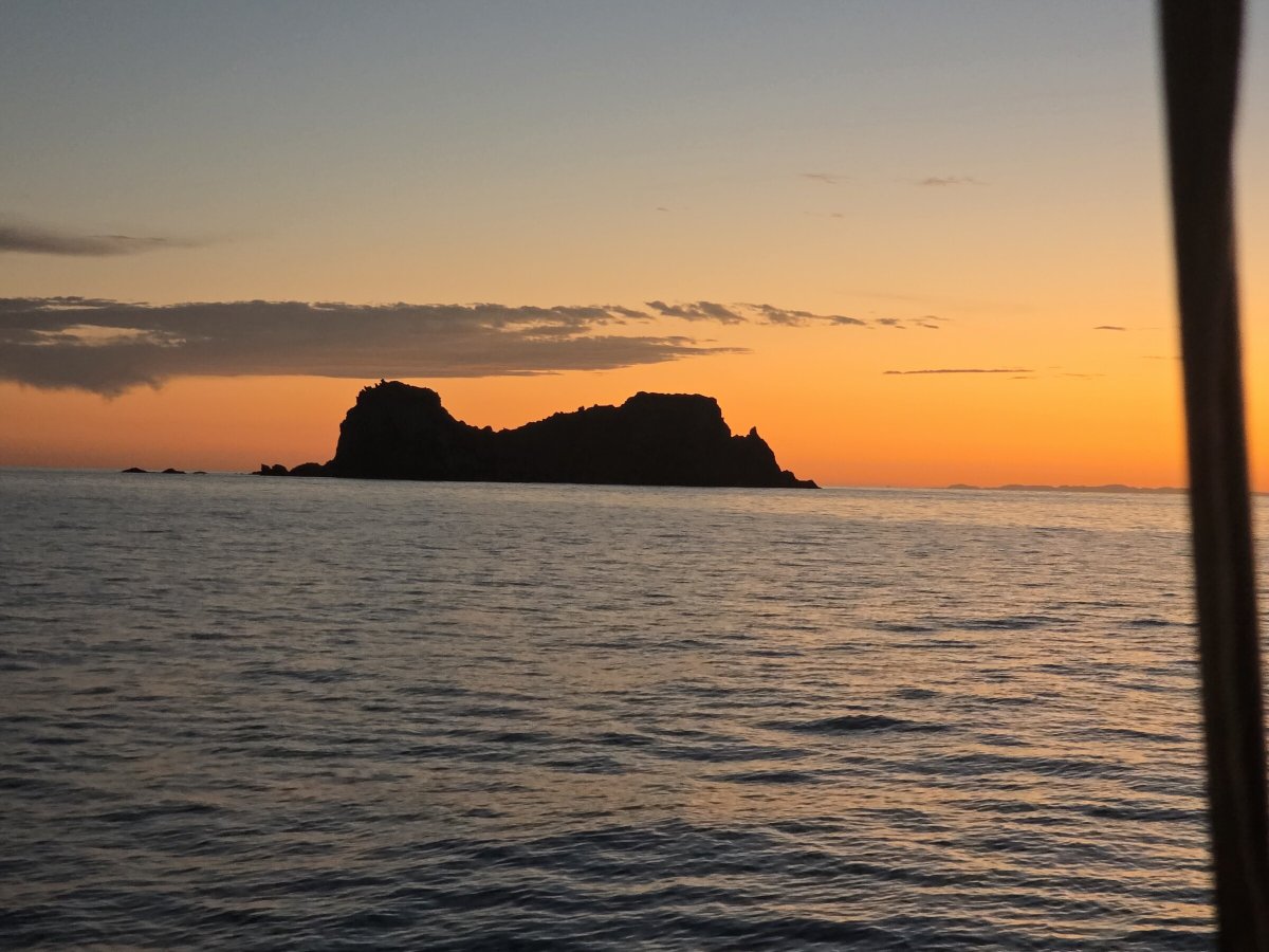 Escursione in barca a vela lungo la costa.