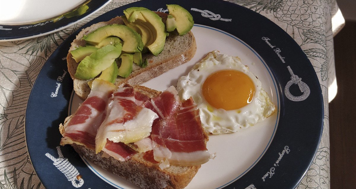 Segelbootsfahrt durch die Pitiusas-Inseln mit kostenlosem Yoga