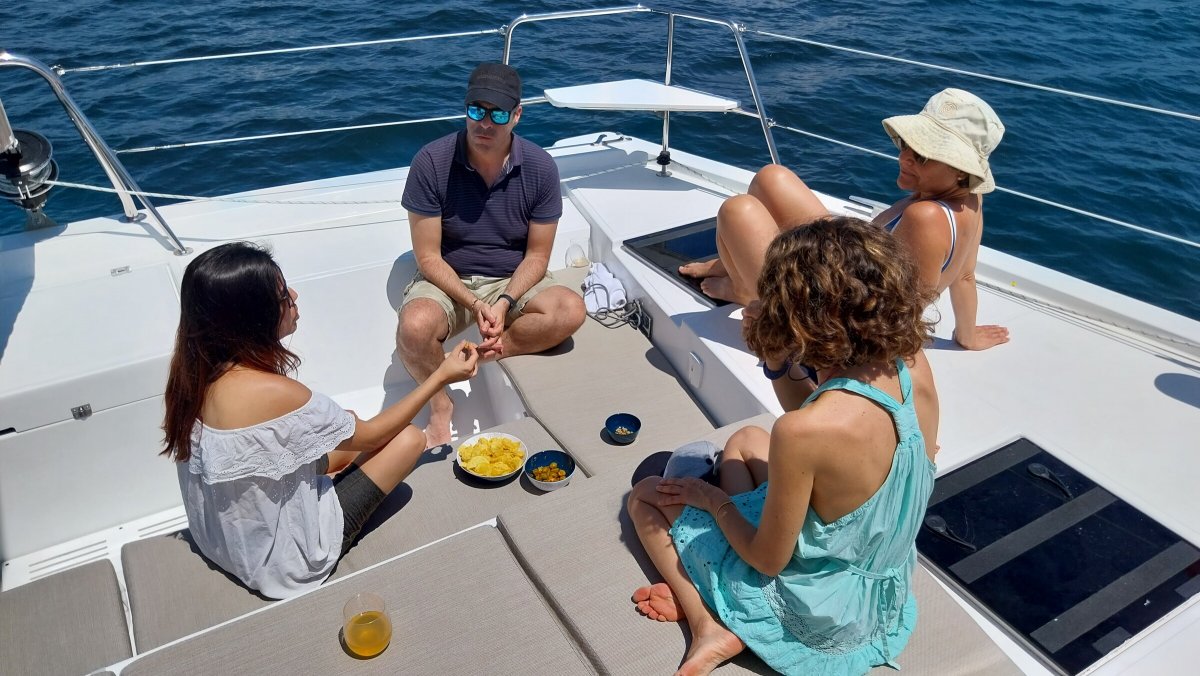 Navegando en un catamarán de lujo desde Barcelona